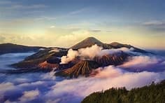 Kabut menggulung di atas perbukitan vulkanik kaldera Tengger