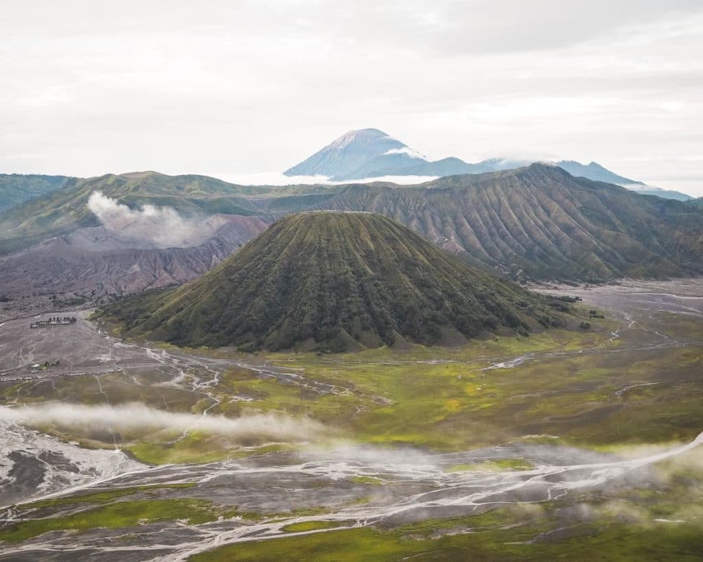 Cahaya keemasan pertama menyinari puncak Bromo